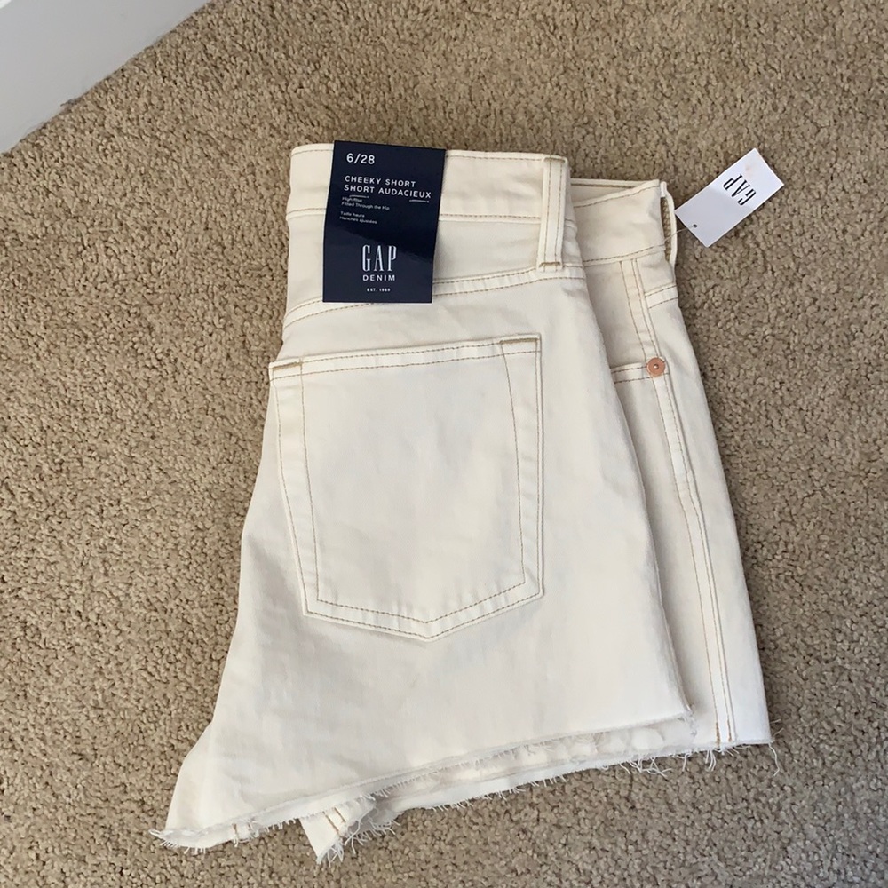 Gap short size 6